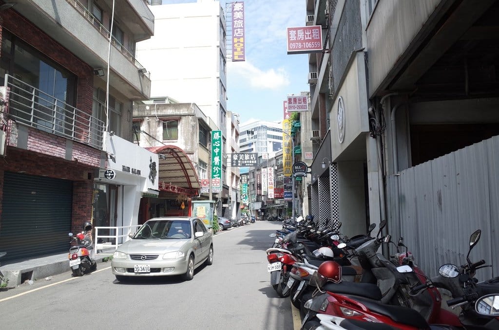 【好食分享】新竹巷弄熱門甜點，近新竹火車站游泳池咖啡店 默默 x Reviver IG打卡熱點