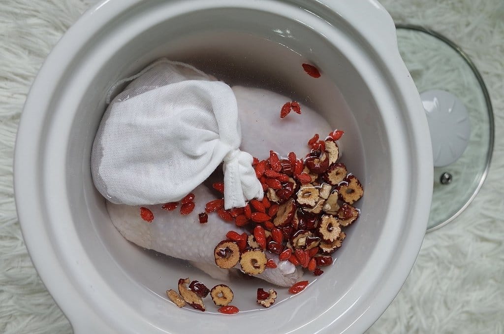 【生活分享】媽咪的簡單料理，讓冷冷的天身體都暖活了，和春堂 暖心新加坡肉骨茶湯底「改良創新升級版」