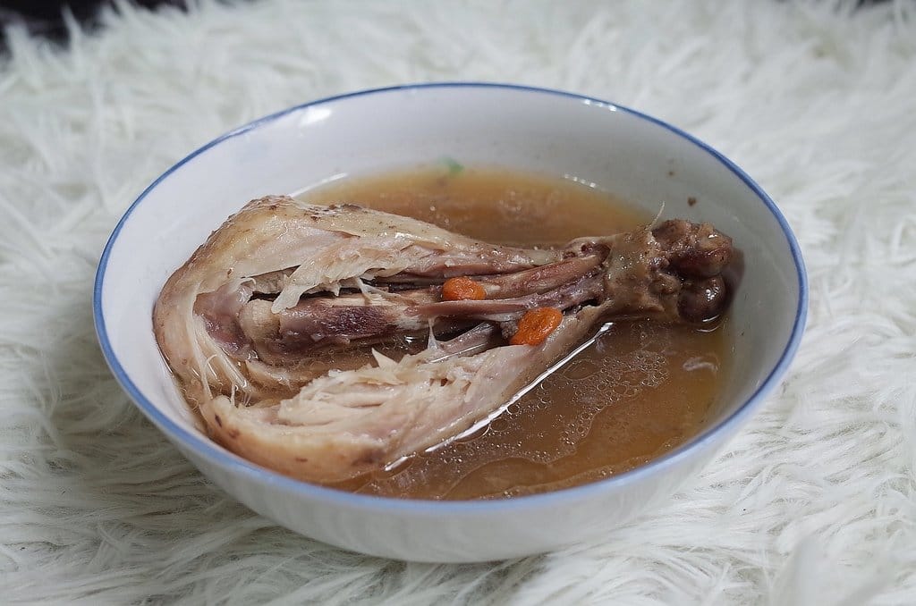 【生活分享】媽咪的簡單料理，讓冷冷的天身體都暖活了，和春堂 暖心新加坡肉骨茶湯底「改良創新升級版」