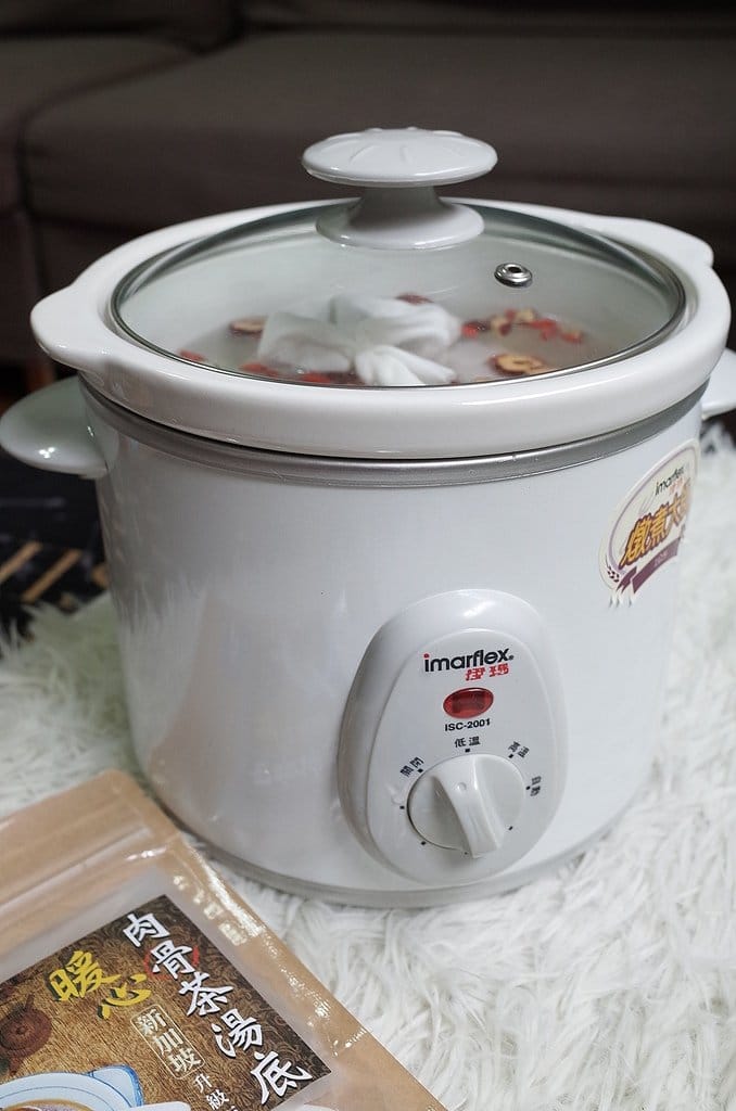 【生活分享】媽咪的簡單料理，讓冷冷的天身體都暖活了，和春堂 暖心新加坡肉骨茶湯底「改良創新升級版」