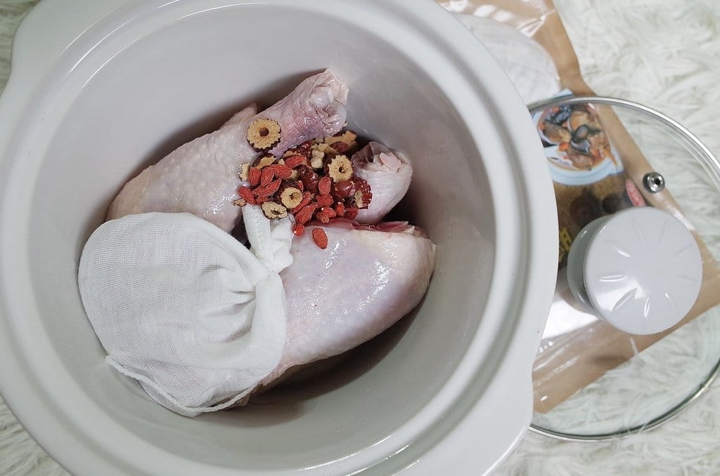 【生活分享】媽咪的簡單料理，讓冷冷的天身體都暖活了，和春堂 暖心新加坡肉骨茶湯底「改良創新升級版」