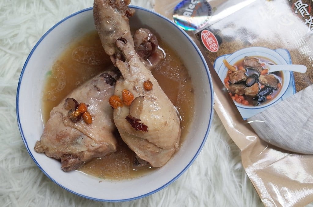 【生活分享】媽咪的簡單料理，讓冷冷的天身體都暖活了，和春堂 暖心新加坡肉骨茶湯底「改良創新升級版」