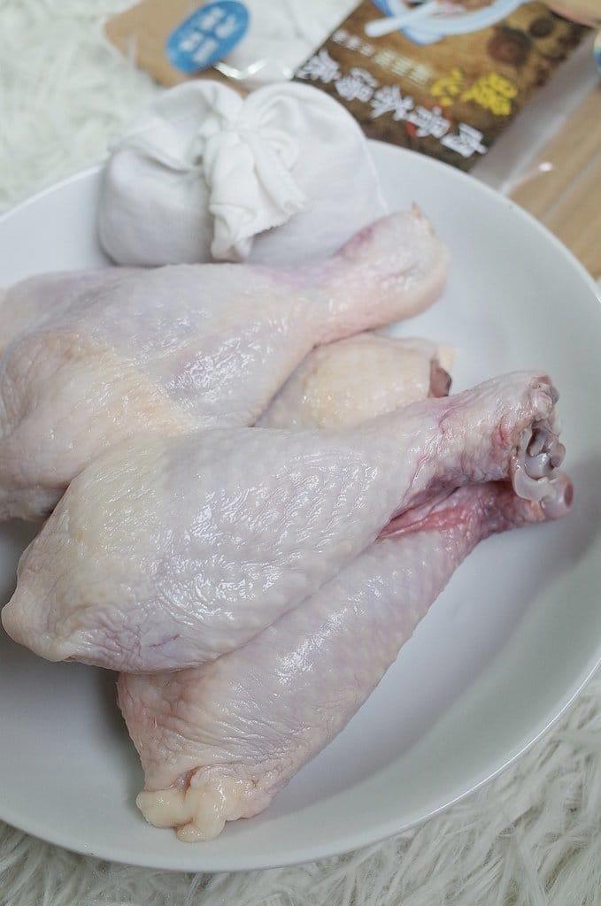 【生活分享】媽咪的簡單料理，讓冷冷的天身體都暖活了，和春堂 暖心新加坡肉骨茶湯底「改良創新升級版」