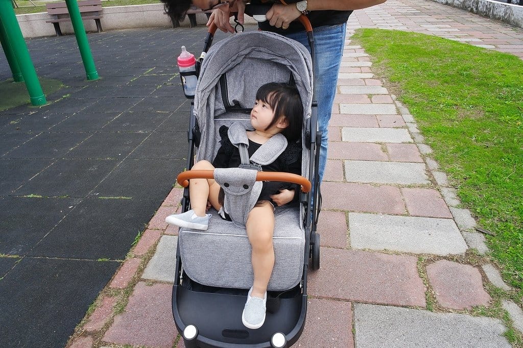 【育兒分享】baby fly 拉桿式輕便推車，摺疊式超小體積嬰兒車，出國旅遊都很方便呦