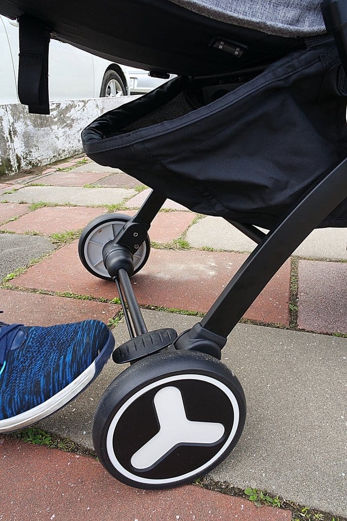 【育兒分享】baby fly 拉桿式輕便推車，摺疊式超小體積嬰兒車，出國旅遊都很方便呦