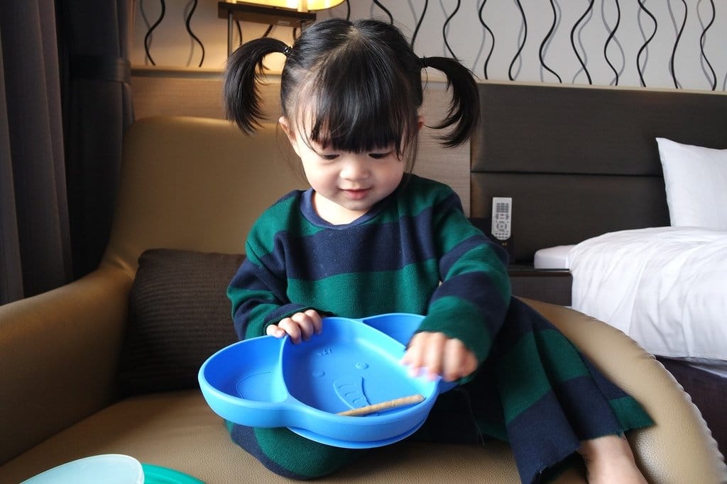 【育兒分享】小布丁的吃飯工具,芽比兔SGS國際認證,方便攜帶,可微波一體成形耐熱造型矽膠防滑餐盤