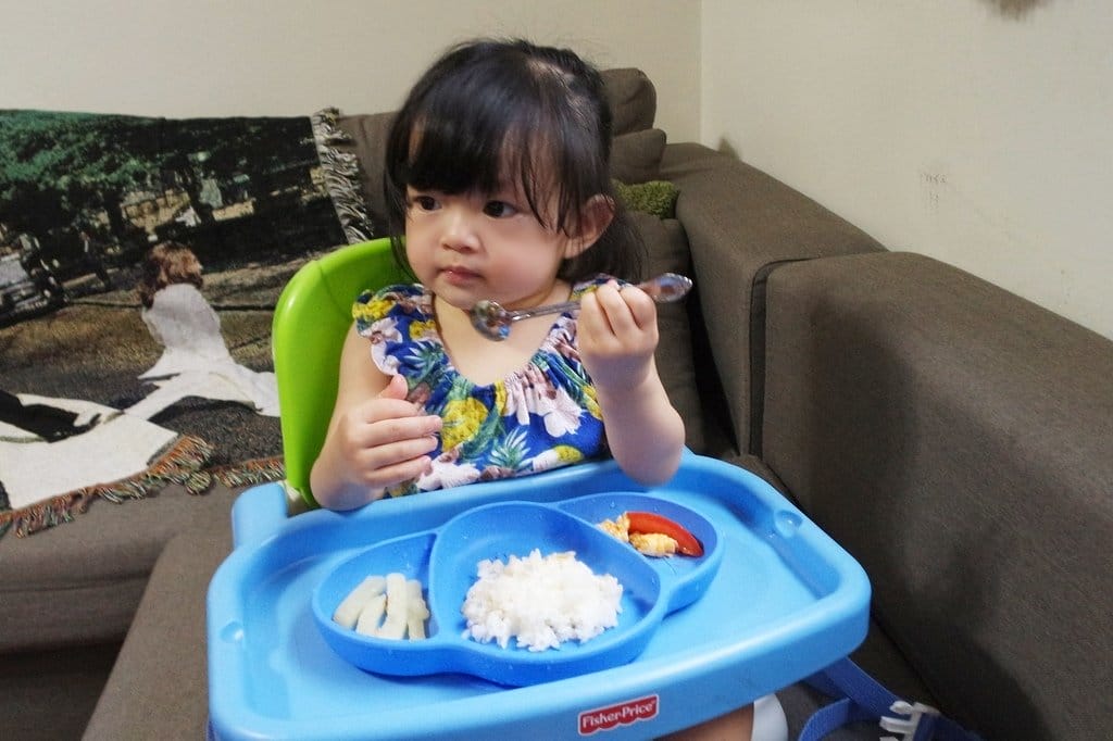 【育兒分享】小布丁的吃飯工具,芽比兔SGS國際認證,方便攜帶,可微波一體成形耐熱造型矽膠防滑餐盤