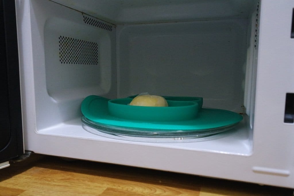 【育兒分享】小布丁的吃飯工具,芽比兔SGS國際認證,方便攜帶,可微波一體成形耐熱造型矽膠防滑餐盤