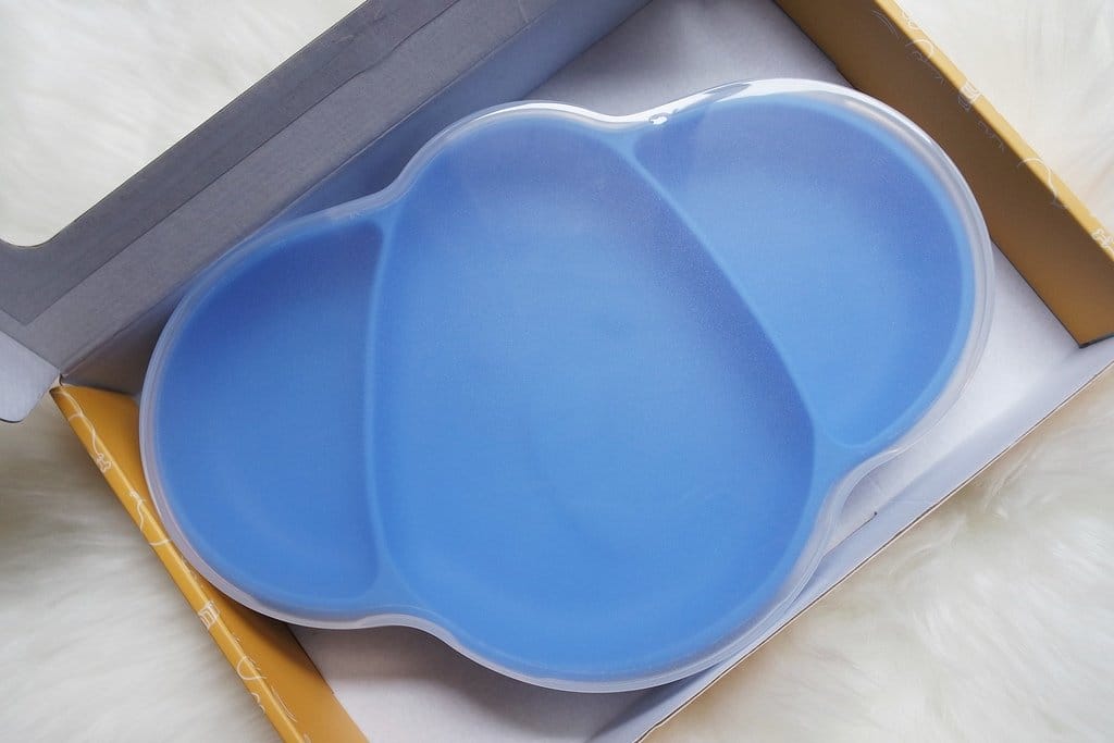 【育兒分享】小布丁的吃飯工具,芽比兔SGS國際認證,方便攜帶,可微波一體成形耐熱造型矽膠防滑餐盤