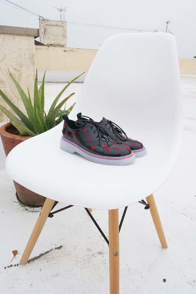 【穿搭分享】春夏新品 MISS 21 俏皮愛心電繡皺漆皮綁帶厚底鞋,百搭休閒時尚,出遊好走鞋款 - 第3張圖 【穿搭分享】春夏新品 MISS 21 俏皮愛心電繡皺漆皮綁帶厚底鞋,百搭休閒時尚,出遊好走鞋款