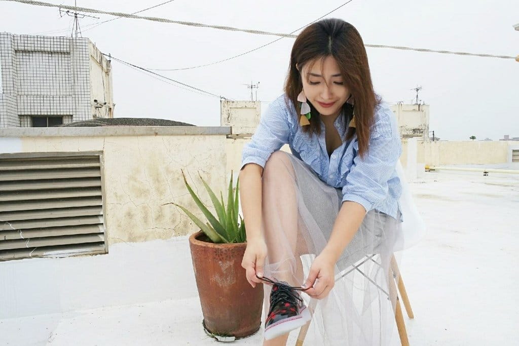 【穿搭分享】春夏新品 MISS 21 俏皮愛心電繡皺漆皮綁帶厚底鞋,百搭休閒時尚,出遊好走鞋款 - 第5張圖 【穿搭分享】春夏新品 MISS 21 俏皮愛心電繡皺漆皮綁帶厚底鞋,百搭休閒時尚,出遊好走鞋款