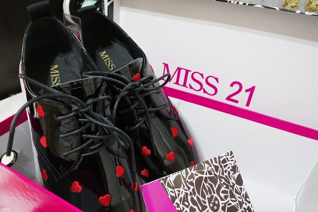 【穿搭分享】春夏新品 MISS 21 俏皮愛心電繡皺漆皮綁帶厚底鞋,百搭休閒時尚,出遊好走鞋款 - 第2張圖 【穿搭分享】春夏新品 MISS 21 俏皮愛心電繡皺漆皮綁帶厚底鞋,百搭休閒時尚,出遊好走鞋款