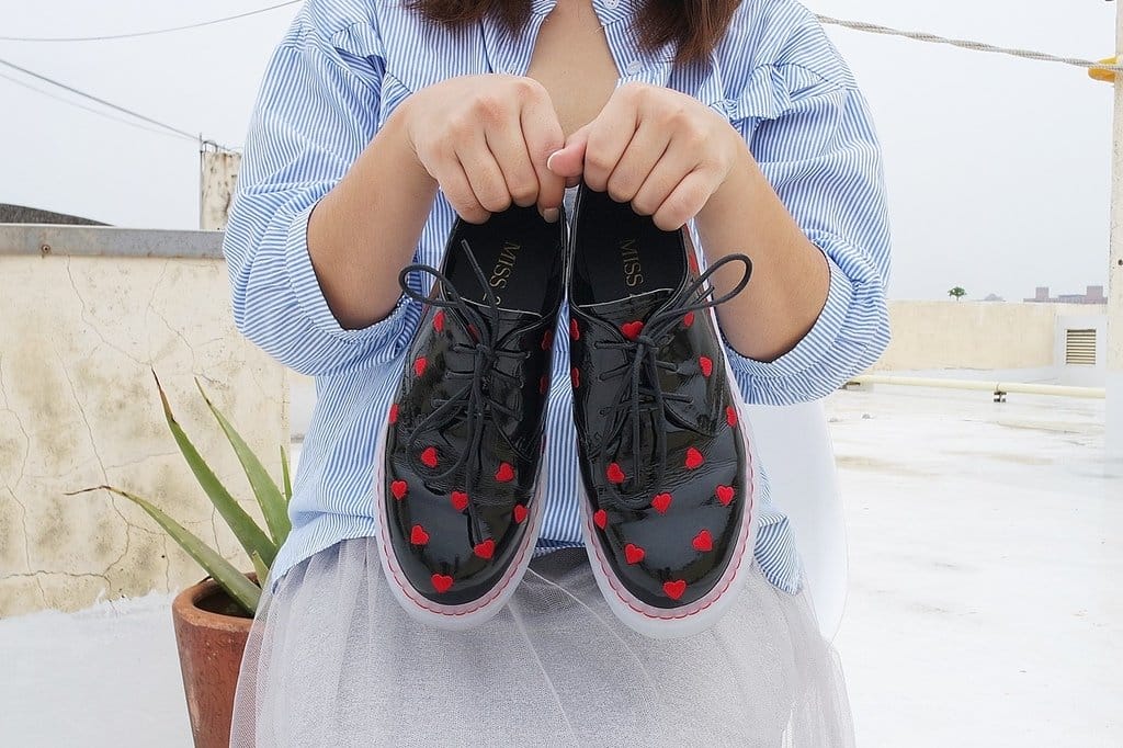 【穿搭分享】春夏新品 MISS 21 俏皮愛心電繡皺漆皮綁帶厚底鞋,百搭休閒時尚,出遊好走鞋款 - 第4張圖 【穿搭分享】春夏新品 MISS 21 俏皮愛心電繡皺漆皮綁帶厚底鞋,百搭休閒時尚,出遊好走鞋款