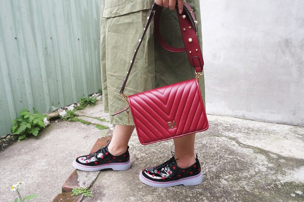 【穿搭分享】春夏新品 MISS 21 俏皮愛心電繡皺漆皮綁帶厚底鞋,百搭休閒時尚,出遊好走鞋款 - 第16張圖 【穿搭分享】春夏新品 MISS 21 俏皮愛心電繡皺漆皮綁帶厚底鞋,百搭休閒時尚,出遊好走鞋款