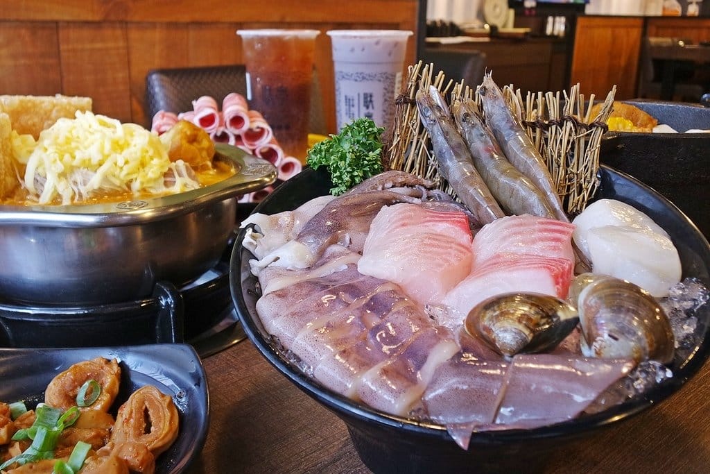 【美食分享】苗栗頭份,尚順附近精緻小火鍋推薦,份量多、手搖特調飲料,联亭泡菜鍋,附設停車場