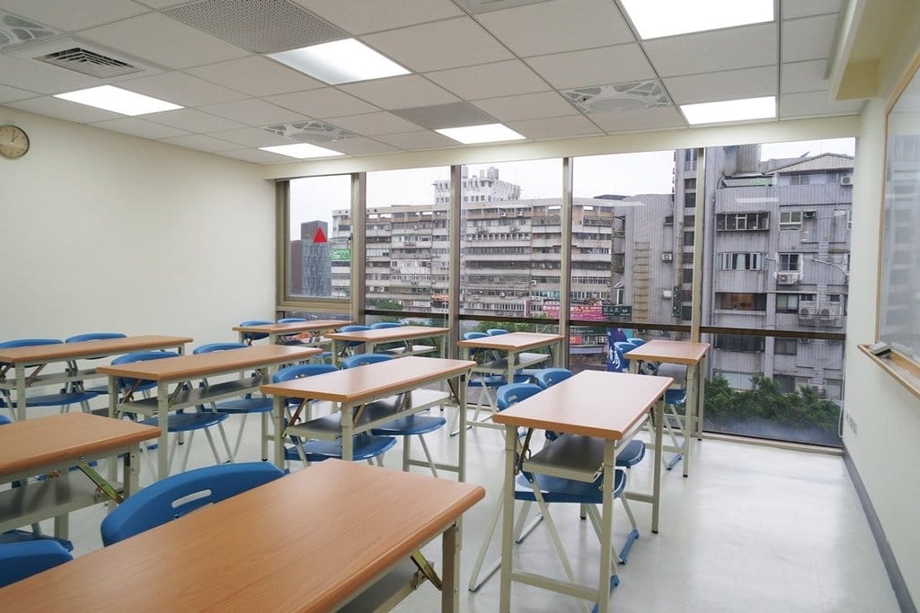 【生活分享】救國團天母終身學習中心,設施新穎,超夯的空中瑜珈課程來嘍,體驗過就會愛上它