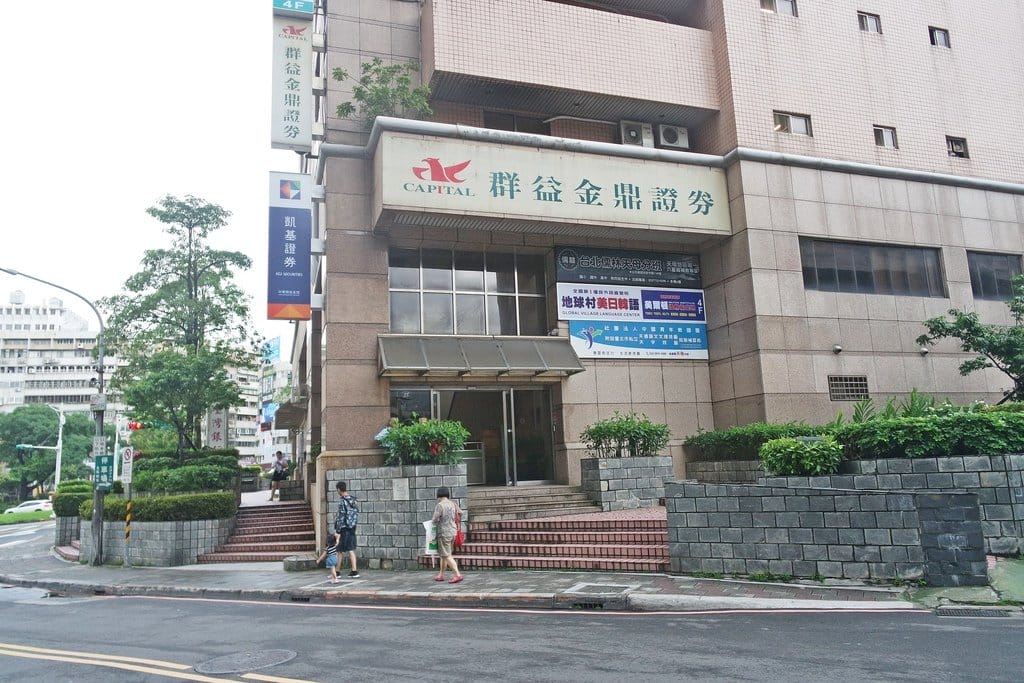 【生活分享】救國團天母終身學習中心,設施新穎,超夯的空中瑜珈課程來嘍,體驗過就會愛上它