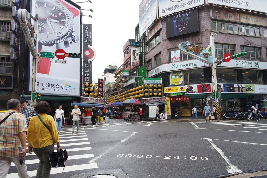 【美食分享】基隆飛鏢店,廟口正對面,大嘴巴茶坊複合式餐廳,聚會首選不限時用餐、中式、美式、鐵板、茶類飲品 - 第2張圖 【美食分享】基隆飛鏢店,廟口正對面,大嘴巴茶坊複合式餐廳,聚會首選不限時用餐、中式、美式、鐵板、茶類飲品