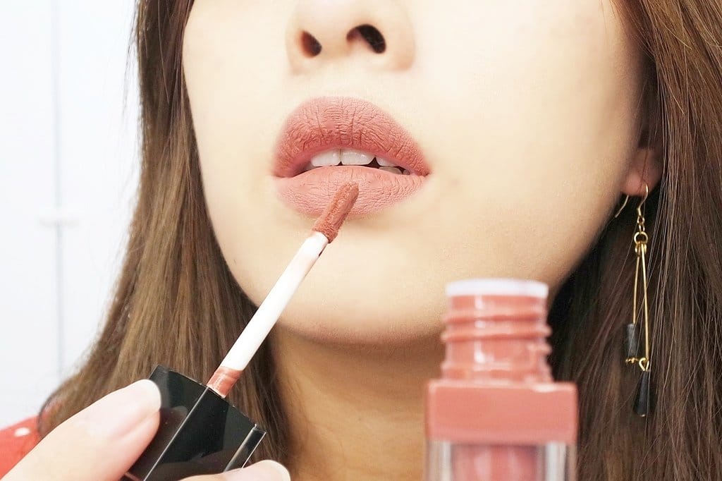 &Casey Holmes聯名款絲柔霧唇蜜,口紅試色不轉印、不沾杯、持久不掉色