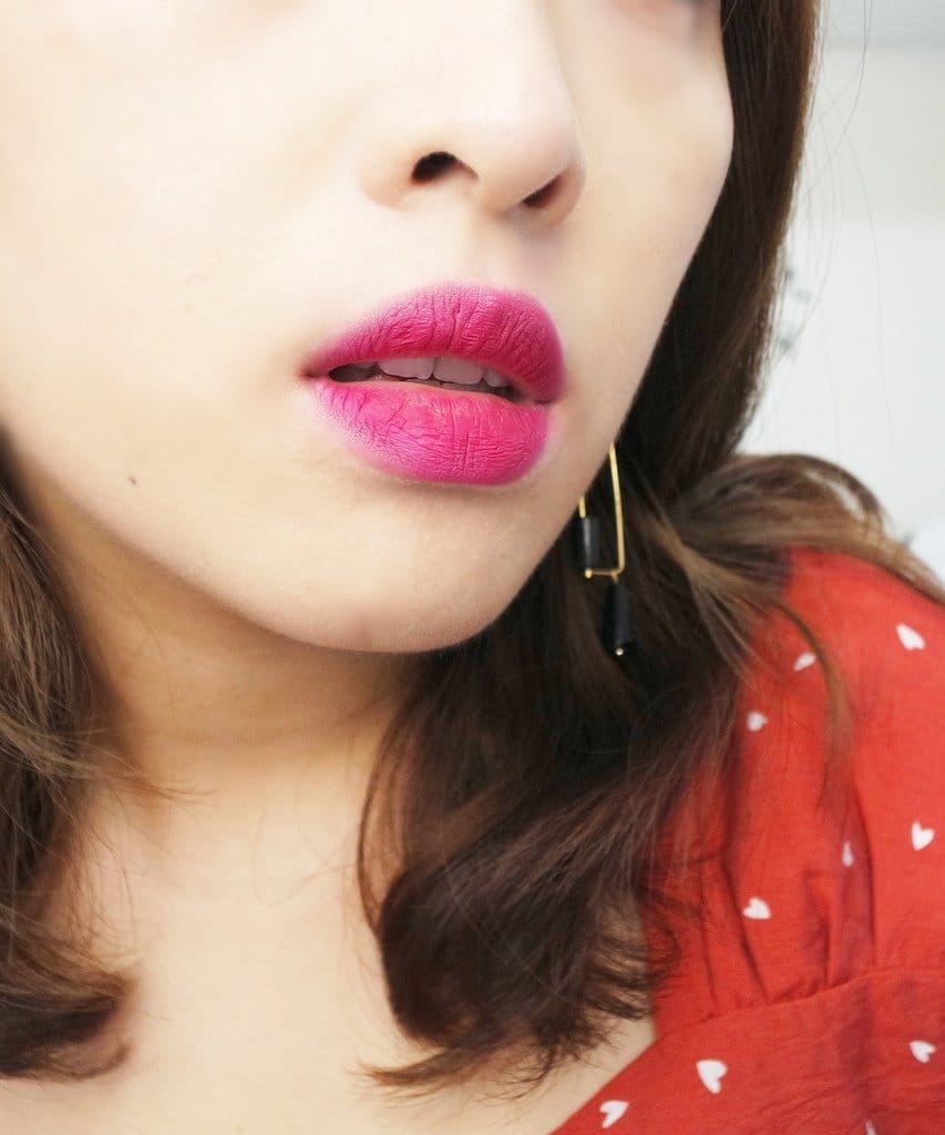 &Casey Holmes聯名款絲柔霧唇蜜,口紅試色不轉印、不沾杯、持久不掉色