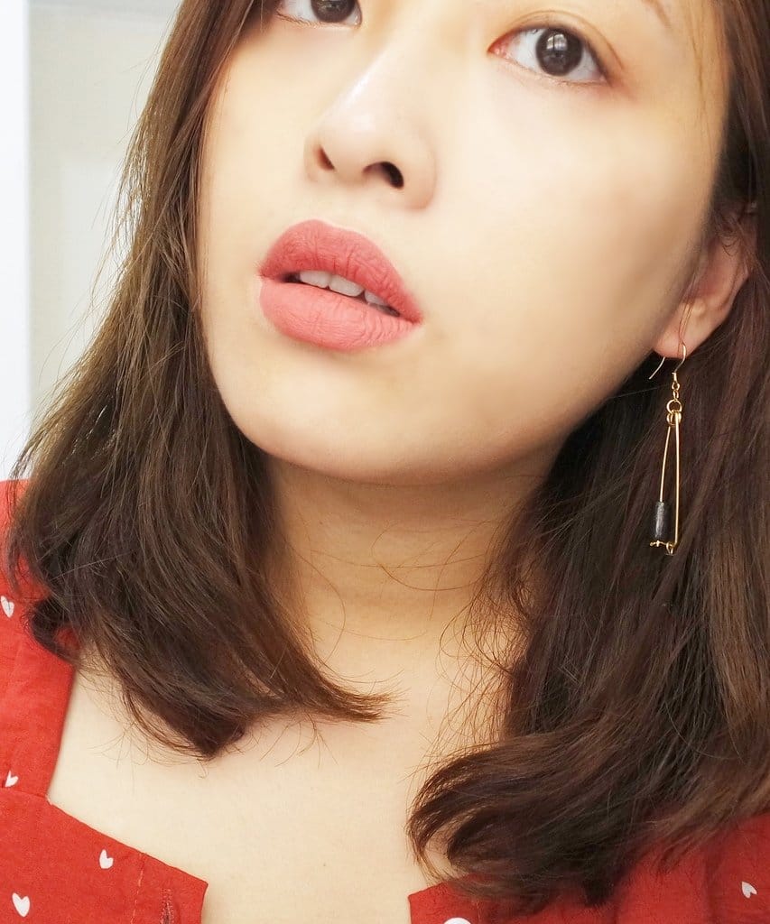 &Casey Holmes聯名款絲柔霧唇蜜,口紅試色不轉印、不沾杯、持久不掉色