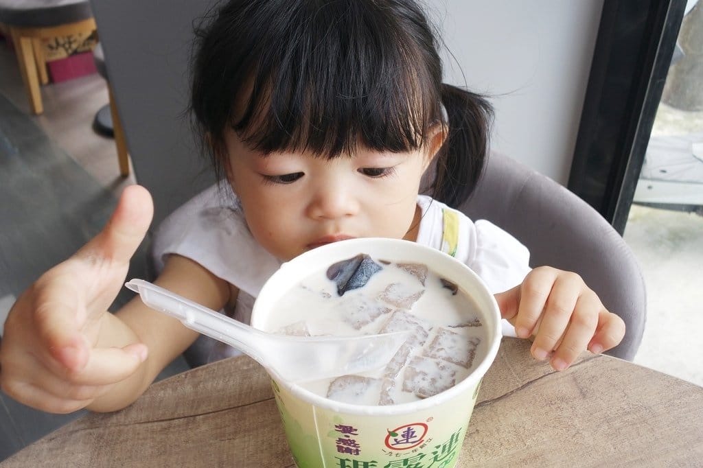 【美食分享】新豐連鎖知名甜點推薦,瑪露連嫩仙草(新豐門市),大人小孩都喜歡的滑嫩滋味