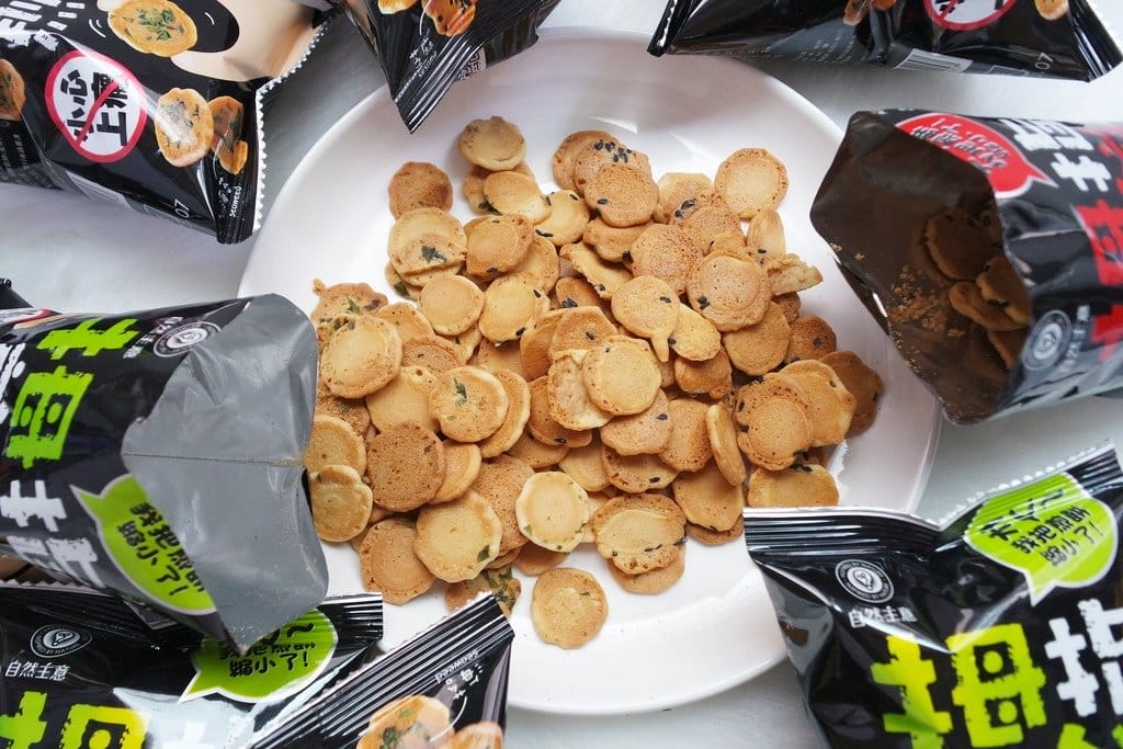 【團購美食】必吃辦公室熱門零嘴推薦,自然主意 拇指煎餅,超涮嘴,有海苔跟芝麻兩種口味呦！