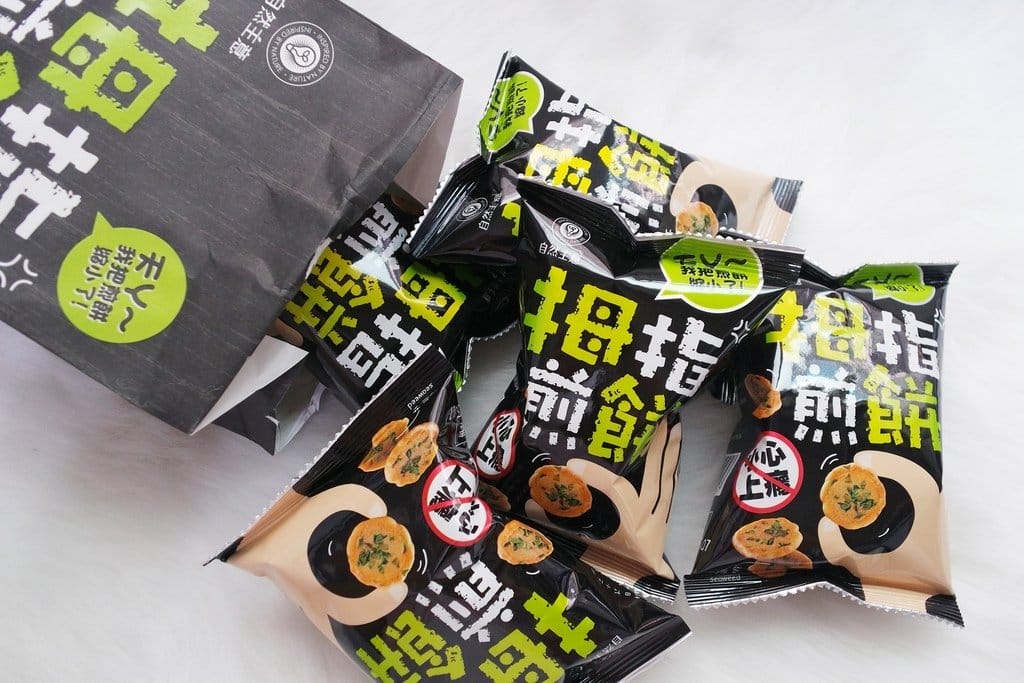 【團購美食】必吃辦公室熱門零嘴推薦,自然主意 拇指煎餅,超涮嘴,有海苔跟芝麻兩種口味呦！