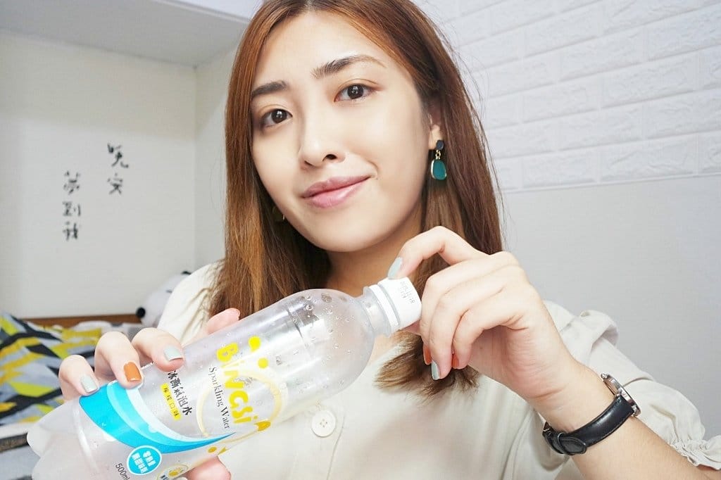 【生活分享】冰澌氣泡水,夏日飲品推薦,海洋深層氣泡水,檸檬口味、青蘋果口味,搭配美食解膩又清爽