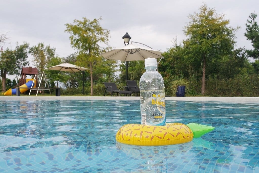 【生活分享】冰澌氣泡水,夏日飲品推薦,海洋深層氣泡水,檸檬口味、青蘋果口味,搭配美食解膩又清爽