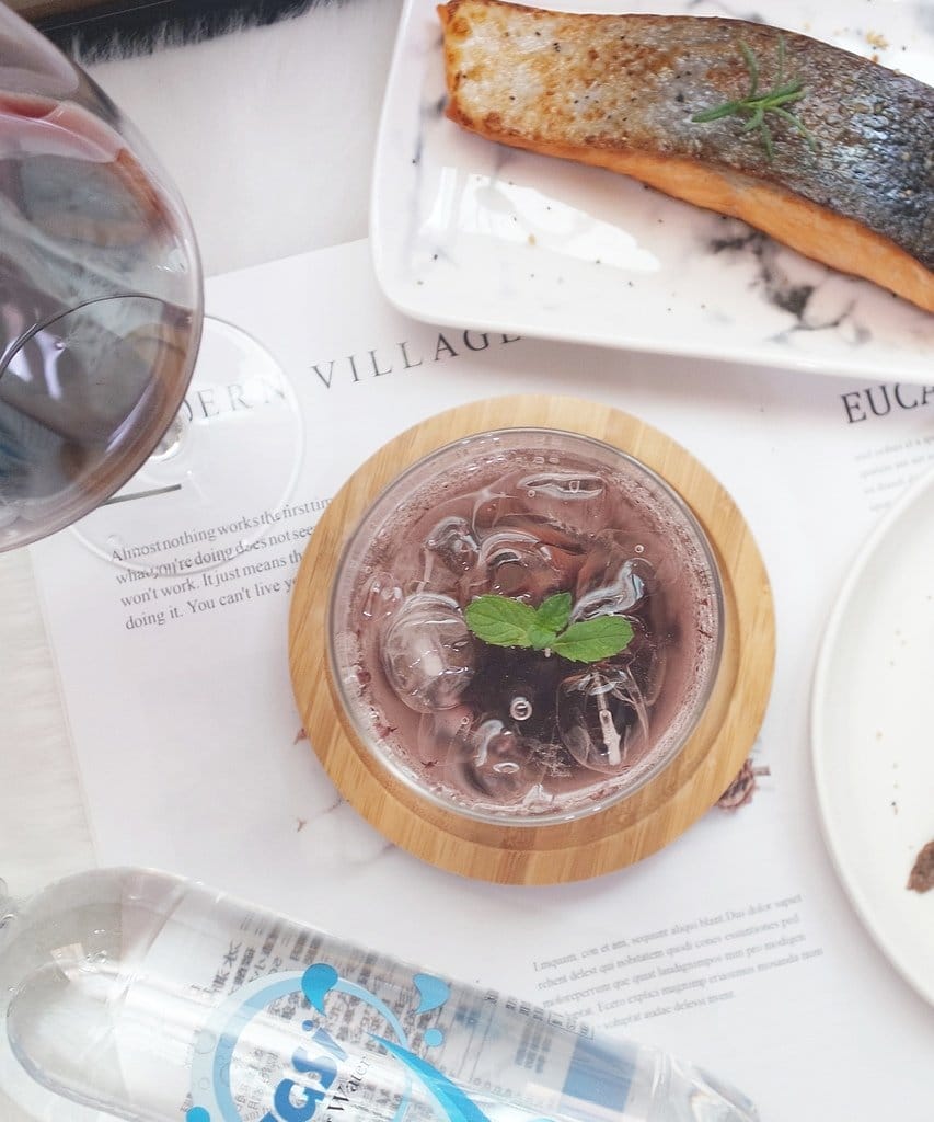 【生活分享】冰澌氣泡水,夏日飲品推薦,海洋深層氣泡水,檸檬口味、青蘋果口味,搭配美食解膩又清爽