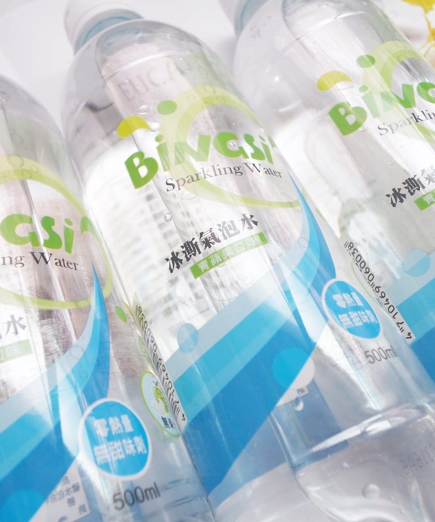 【生活分享】冰澌氣泡水,夏日飲品推薦,海洋深層氣泡水,檸檬口味、青蘋果口味,搭配美食解膩又清爽