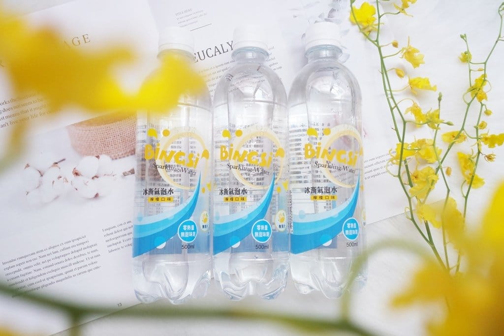 【生活分享】冰澌氣泡水,夏日飲品推薦,海洋深層氣泡水,檸檬口味、青蘋果口味,搭配美食解膩又清爽