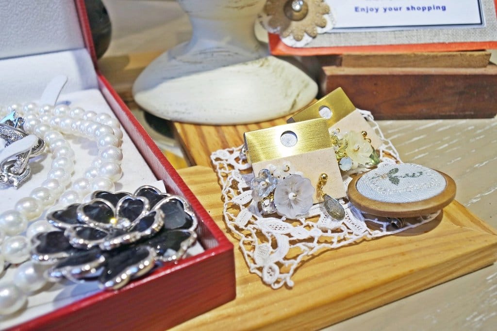 【生活資訊】新竹關東路精品店推薦,來Madame V挖寶嘍,天然寶石首飾、家居、古董、服裝
