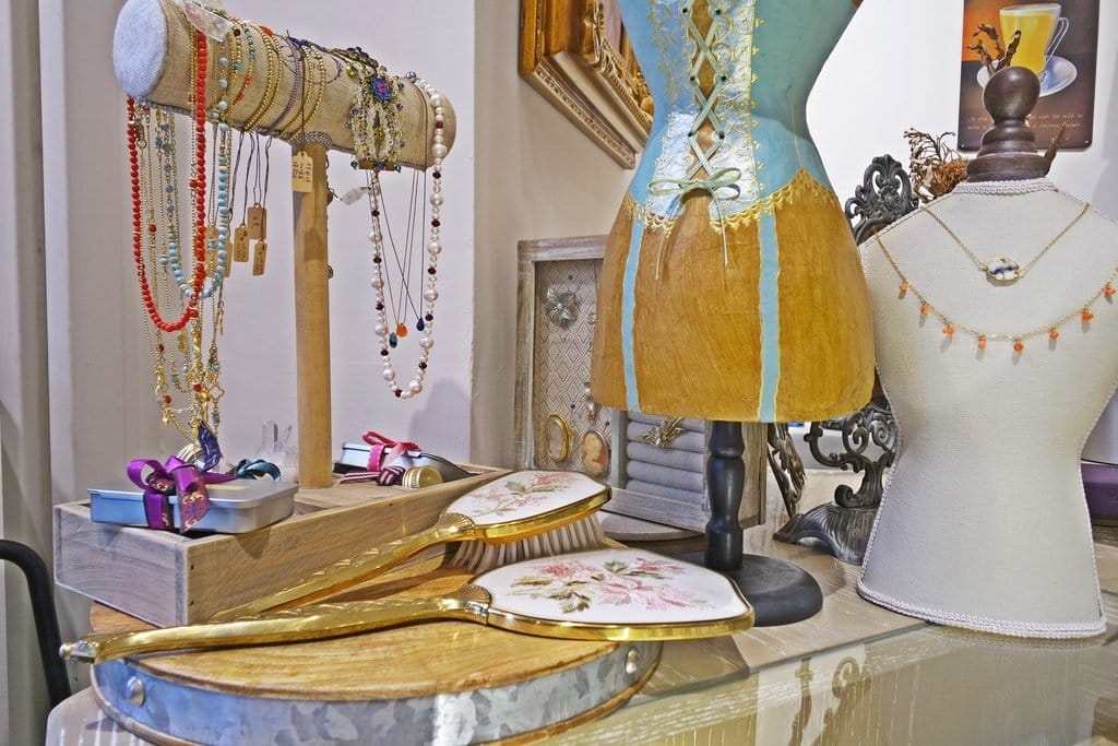 【生活資訊】新竹關東路精品店推薦,來Madame V挖寶嘍,天然寶石首飾、家居、古董、服裝