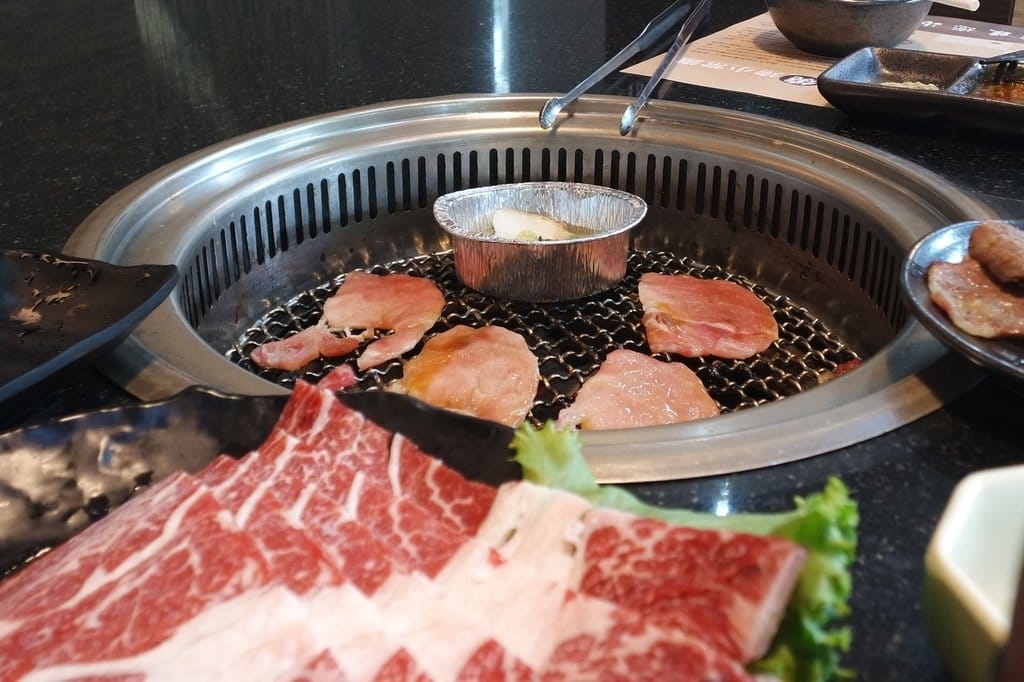 【好食分享】新竹燒肉神保町竹北館,複合式燒烤吃到飽,秋冬來這裡還能吃麻油雞,歡樂聚餐首選