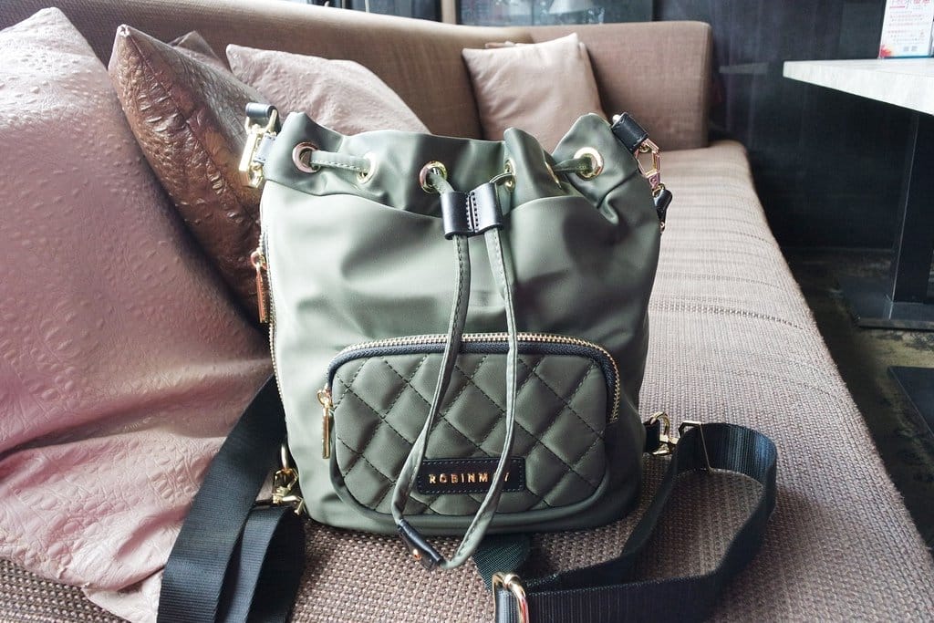 【流行穿搭】秋冬到了,購物車裡絕對不能少的一款新包,超百搭 ROBINMAY 尼龍菱格水桶後背包 - 第9張圖 【流行穿搭】秋冬到了,購物車裡絕對不能少的一款新包,超百搭 ROBINMAY 尼龍菱格水桶後背包