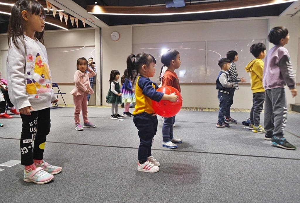 【育兒親子】親子天下活動參與體驗,英文童謠聖誕派對,歡樂唱跳/聖誕手作遊戲/茶點餐敘享用