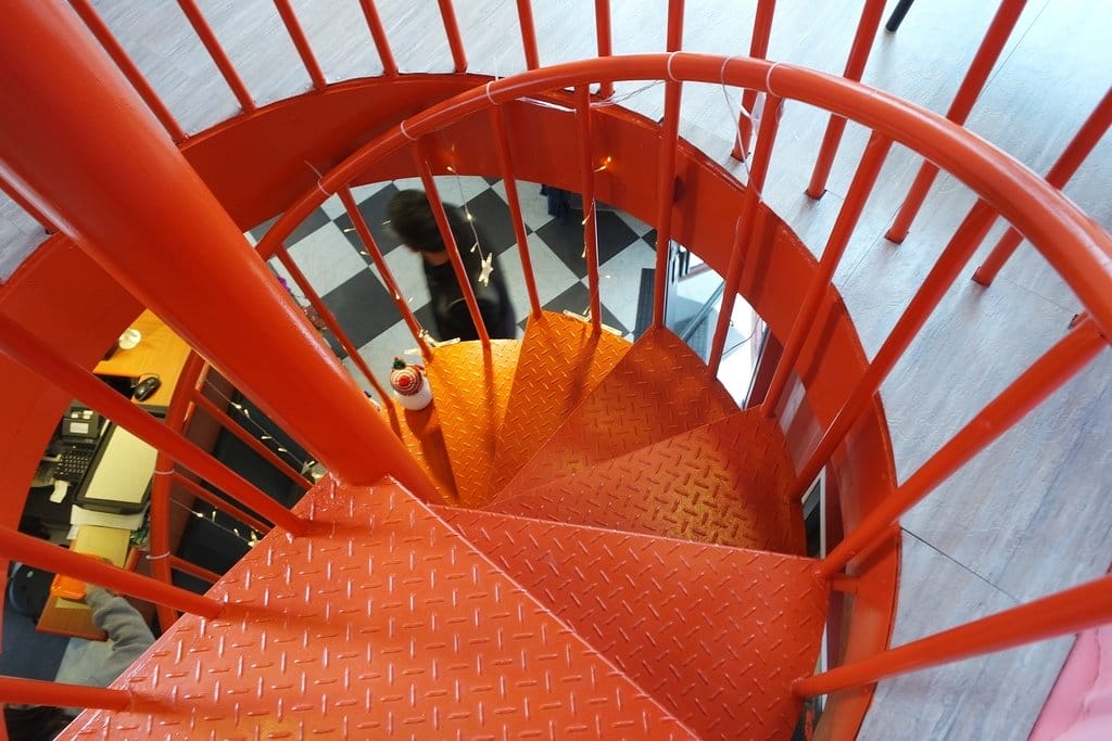 【景觀餐廳】新竹峨眉鄉,車聚私藏景點,貨櫃89咖啡廳,網美最愛,超好拍的彩虹走廊妳get了嗎?(附菜單)