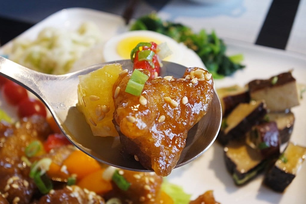 【景觀餐廳】新竹峨眉鄉,車聚私藏景點,貨櫃89咖啡廳,網美最愛,超好拍的彩虹走廊妳get了嗎?(附菜單)