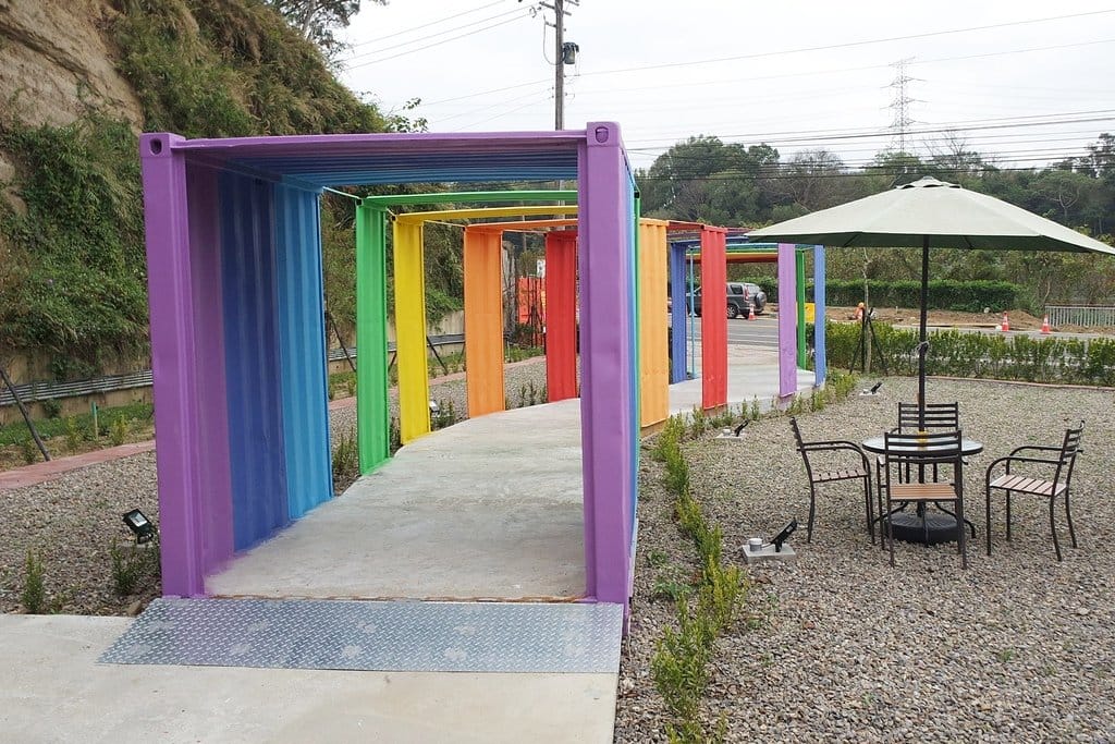 【景觀餐廳】新竹峨眉鄉,車聚私藏景點,貨櫃89咖啡廳,網美最愛,超好拍的彩虹走廊妳get了嗎?(附菜單)
