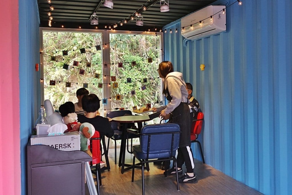 【景觀餐廳】新竹峨眉鄉,車聚私藏景點,貨櫃89咖啡廳,網美最愛,超好拍的彩虹走廊妳get了嗎?(附菜單)