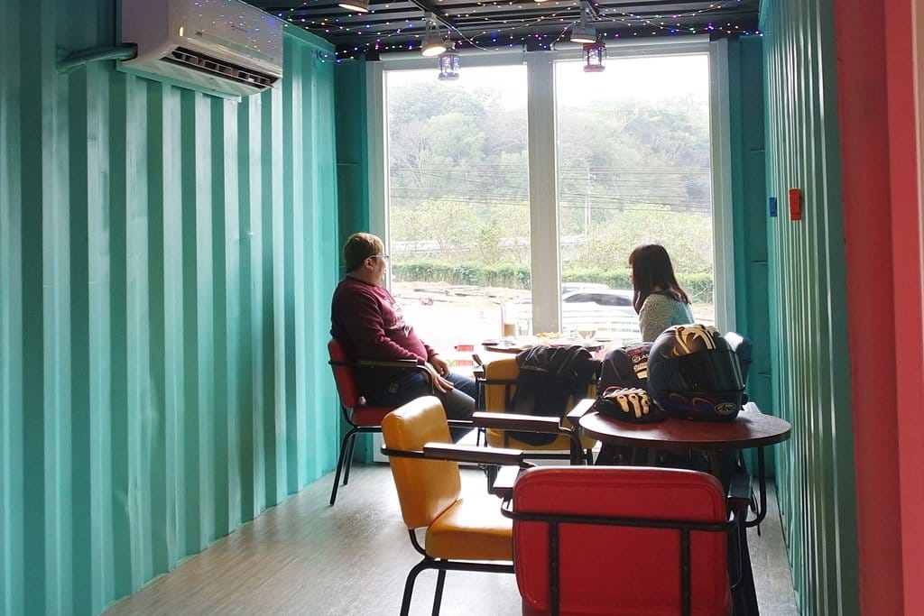 【景觀餐廳】新竹峨眉鄉,車聚私藏景點,貨櫃89咖啡廳,網美最愛,超好拍的彩虹走廊妳get了嗎?(附菜單)