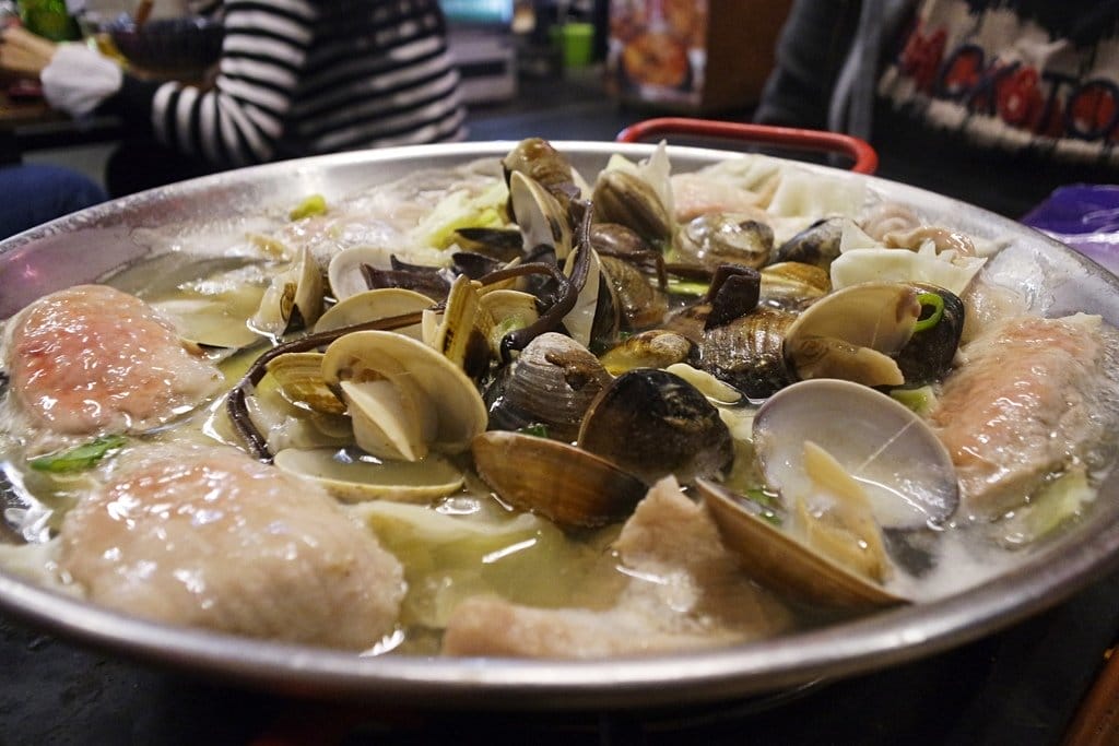 【好食分享】新竹東門市場,你不能不知道的熱門晚餐新選擇,聚餐推薦,小東門-蒸烤鮮飯食(附菜單)