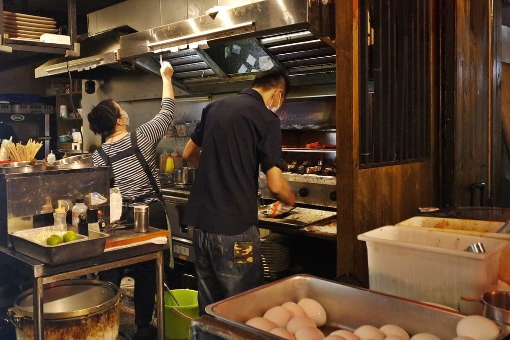 【好食分享】新竹東門市場,你不能不知道的熱門晚餐新選擇,聚餐推薦,小東門-蒸烤鮮飯食(附菜單)