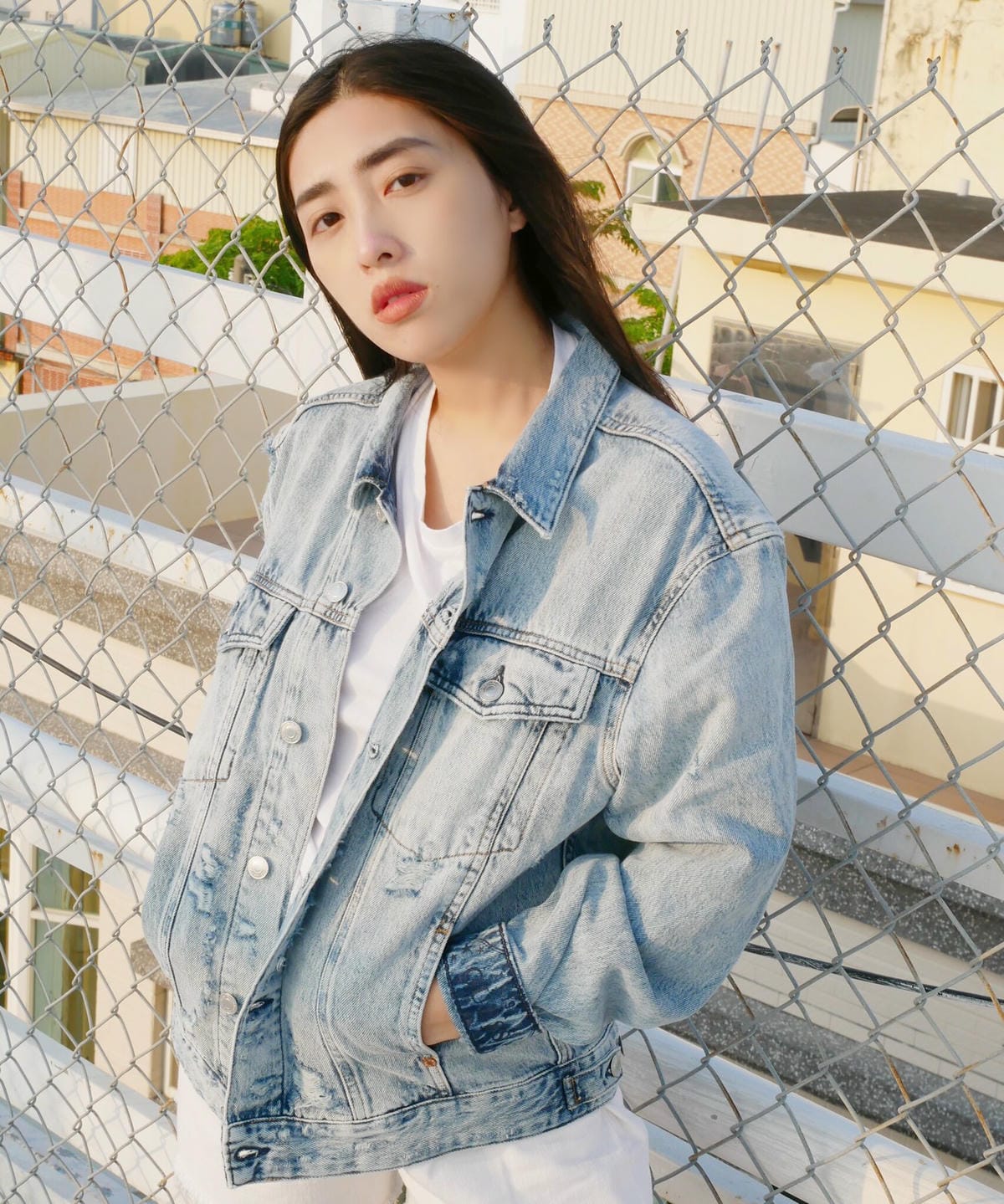 【GUESS】歐美率性日常休閒穿搭LOOK,經典不敗,超顯瘦丹寧推薦,2021秋冬換季這樣穿就對了!!