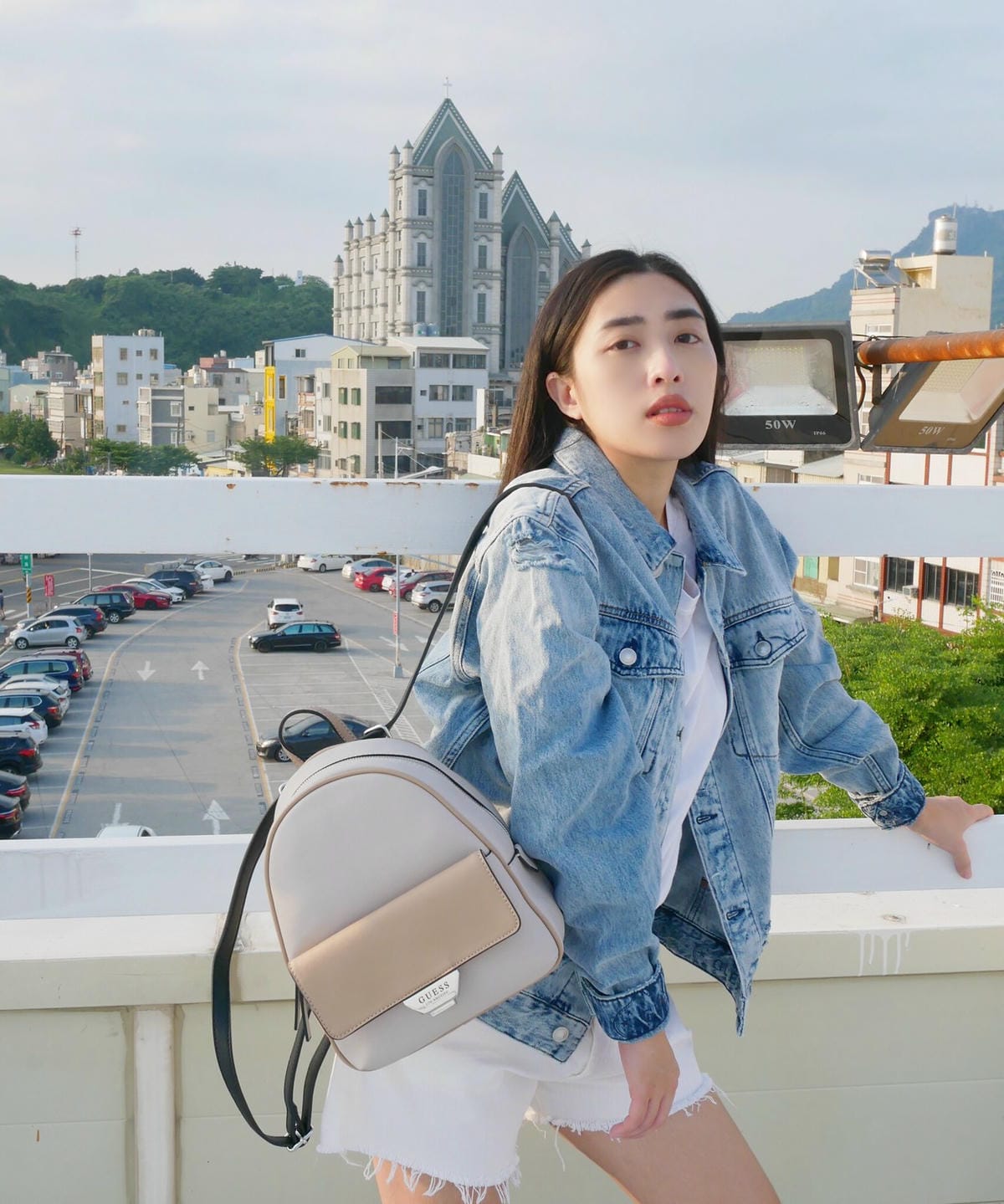 【GUESS】歐美率性日常休閒穿搭LOOK,經典不敗,超顯瘦丹寧推薦,2021秋冬換季這樣穿就對了!! - 第17張圖 P1490593_副本