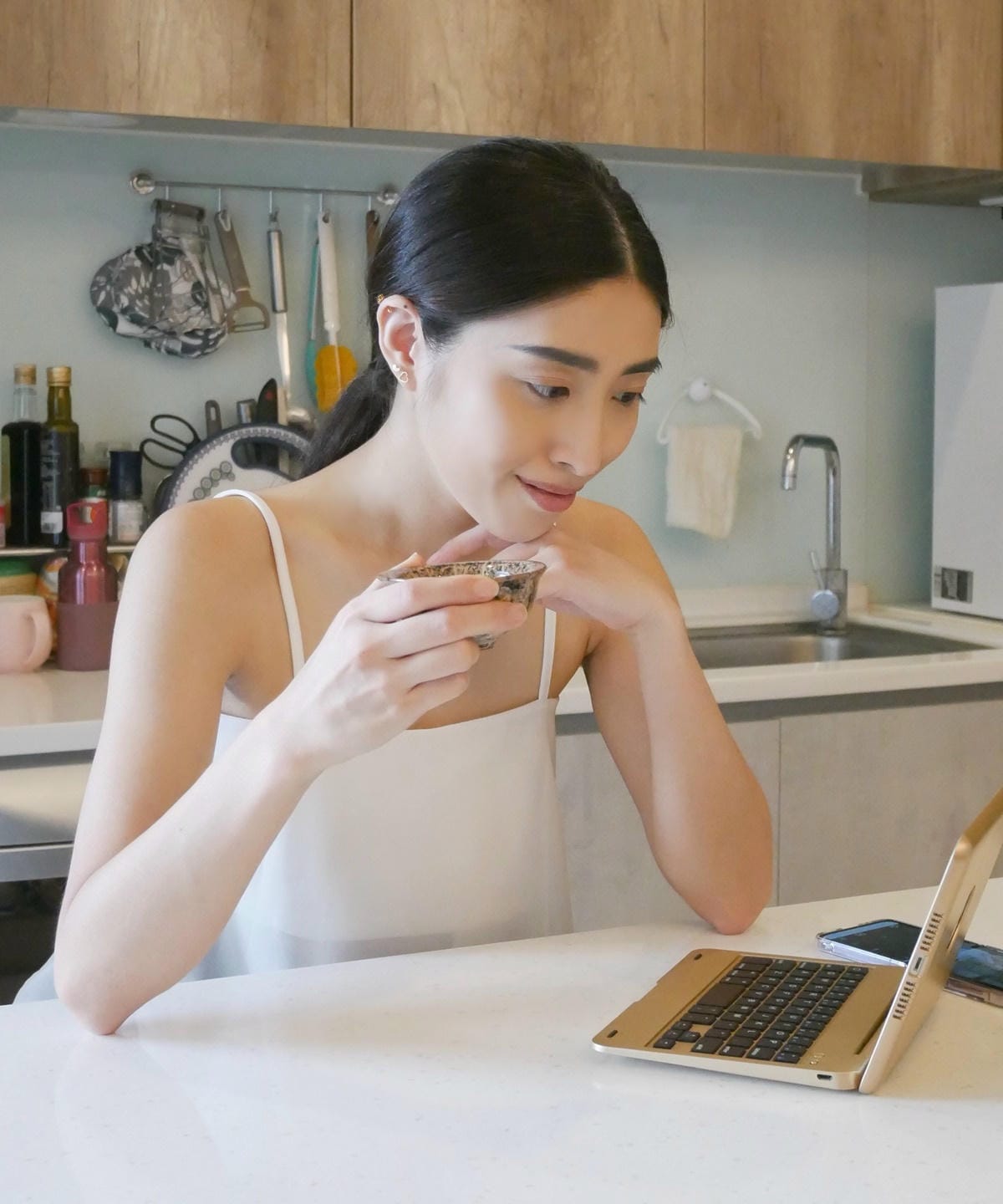 【芳茲生技】全新上市日月養生薑黃滴雞精禮盒,波蜜大廠研發製造,平日滋補,增加代謝,保養分享,零脂肪零膽固醇低鈉,送禮大方又體面,極度推薦