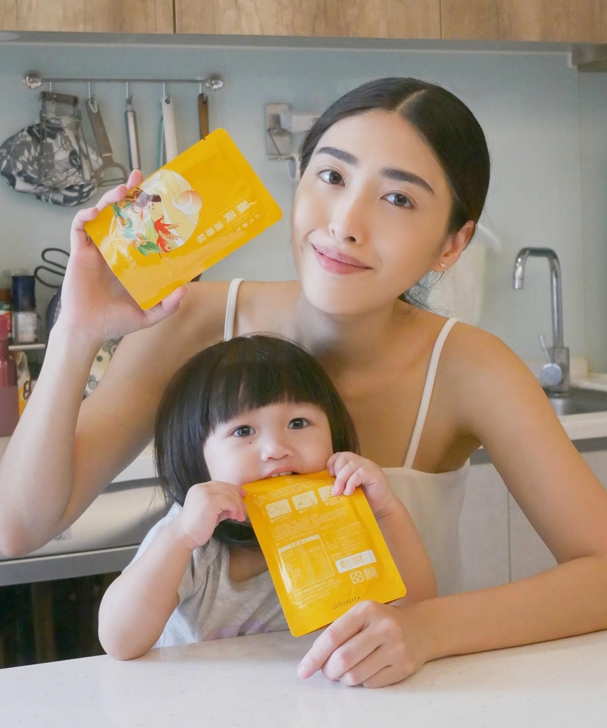 【芳茲生技】全新上市日月養生薑黃滴雞精禮盒,波蜜大廠研發製造,平日滋補,增加代謝,保養分享,零脂肪零膽固醇低鈉,送禮大方又體面,極度推薦