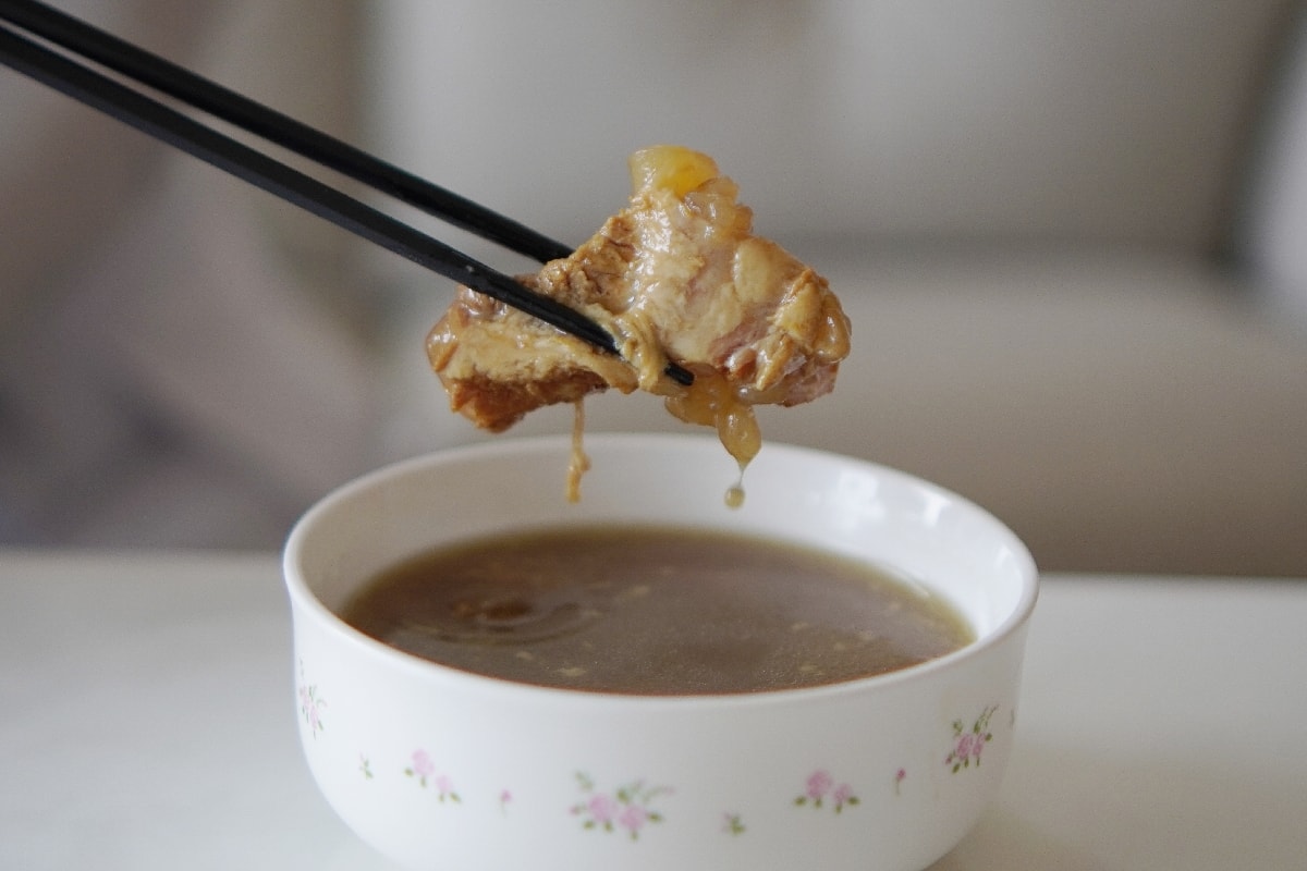 青春期孩子的營養救星！3分鐘快速加熱「芳茲轉大人雞精排骨燉湯」，讓家長超安心！